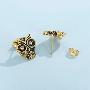 Boucles d'oreilles hibou en acier doré avec texture plumes noires et strass brillants