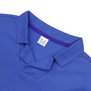 Primer plano de la textura de punto gofrado azul real y detalle del cuello polo
