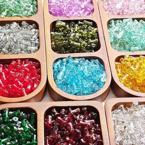 Perle in vetro a forma di bambù in colori assortiti per la creazione di gioielli DIY