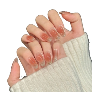 Faux ongles dégradé rose avec paillettes dorées, style gelée de forme ovale