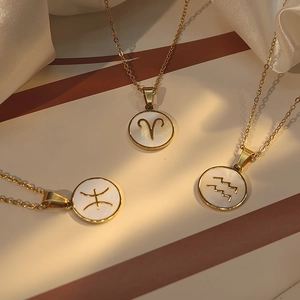 Colliers en acier doré 18K avec pendentifs zodiaque en nacre blanche sur soie
