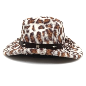 Détail du chapeau de cowboy en fausse fourrure léopard avec ruban cuir et rivets