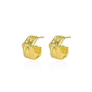 Irregular textured C-shaped gold earrings in high-polish S925 sterling silver