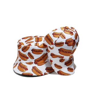 Set aus Baseballkappe und Anglerhut mit lebhaftem rotem und gelbem Hot-Dog-Aufdruck