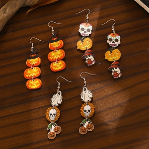 Τρία ζευγάρια ξύλινα σκουλαρίκια Halloween με κολοκύθες και φαντάσματα σε σκούρο ξύλο