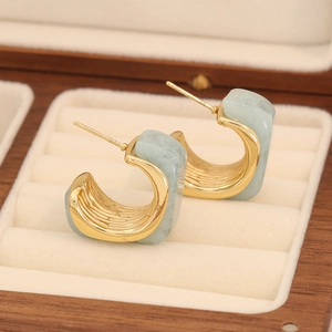 Boucles d'oreilles vintage en ambre synthétique carré sur un plateau à bijoux en velours