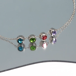 Détail du collier en argent avec quatre zircons ronds bleu, vert, rouge et violet brillant
