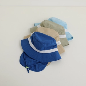 Détail de chapeaux de soleil pour enfants avec protège-nuque et maille respirante