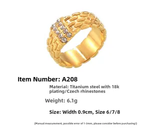 Detalle del anillo de acero de titanio chapado en oro de 18K con cristales y textura