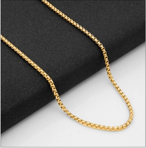 Gros plan d'un collier chaîne box en acier inoxydable plaqué or 18 carats brillant