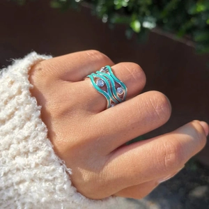Detail van de golfvormige S925 zilveren ring met emaille en fonkelende zirkonen