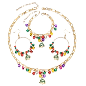 Parure de bijoux de Noël dorée avec pendentifs sapin et cloches colorées sur collier et boucles