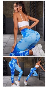 Dettaglio macro dei leggings yoga tie-dye senza cuciture a vita alta con effetto push-up