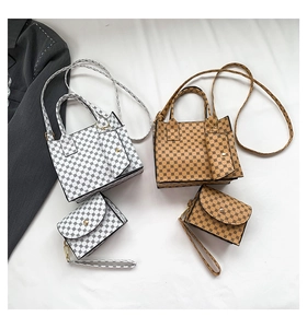 Vue détaillée de l'ensemble sac à main vintage et de sa pochette assortie pour femme