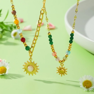 Collier pendentif soleil vintage avec perles en pierre naturelle en acier doré