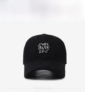 Dettaglio del logo ricamato bianco sulla superficie del cappello in cotone nero