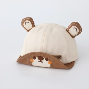 Dettaglio cappello neonato con orecchie 3D e viso d'orso ricamato sulla tesa morbida
