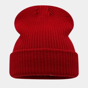 Gros plan sur un bonnet en maille côtelée rouge foncé avec revers épais
