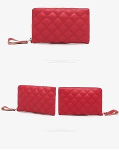 Vistas detalladas del bolso de muñeca rojo acolchado en cuero PU con cremallera metálica
