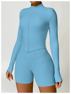 Detail der hellblauen schnelltrocknenden Yoga-Jacke mit Reißverschluss und Sport-Shorts