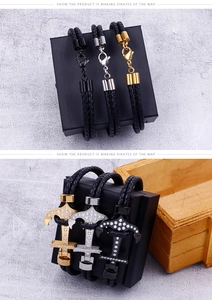 Gros plan du pendentif ancre avec cristaux sur un bracelet en cuir tressé noir