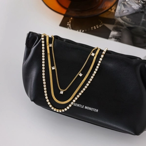 Collier multi-rangs en acier titane doré avec zircon sur fond en cuir noir élégant