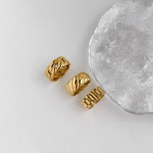 Drei goldene Gliederringe im Vintage-Look mit gedrehter Textur und Armband-Design