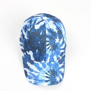 Vue de dessus de la casquette tie-dye bleue et blanche montrant la couronne à 6 pans