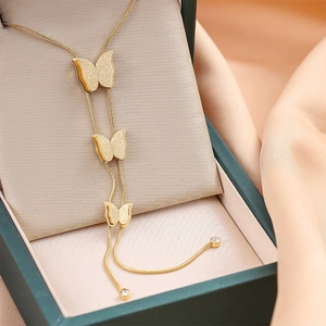 Collier papillon élégant en or 18k avec pendentifs mats et glands dans un écrin à bijoux