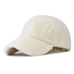 Dettaglio della consistenza soffice di questo cappellino da baseball bianco in pile sherpa