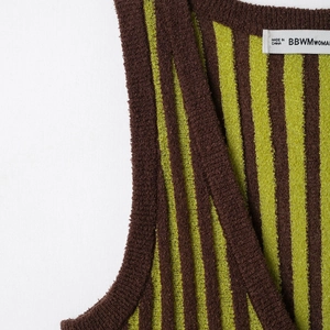 Abito corto in maglia a righe senza maniche con scollo a V e trama a coste