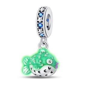 Détail du pendentif poisson-globe vert phosphorescent avec incrustations de gemmes