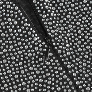 Détail de strass argentés haute densité sur un tissu de veste de costume noir chic