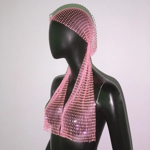 Détail macro d'un foulard en résille rose orné de strass brillants et de cristaux