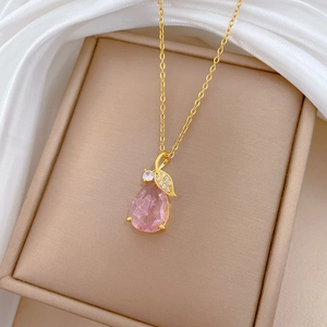 Collier élégant avec pendentif feuille et cristal rose sur support en satin