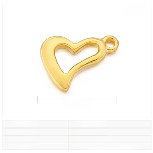 Vue détaillée d'un pendentif cœur doré de 15x11mm avec une finition lisse pressée à l'huile