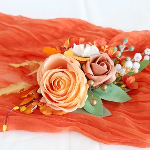Corsage élégant en soie orange avec baies d'automne et feuilles pour mariages