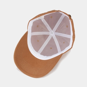 Interno del cappellino da baseball marrone in cotone con fibbia in metallo regolabile