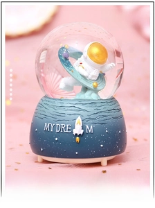 Dettaglio della sfera di cristallo astronauta con base MY DREAM ed effetto neve