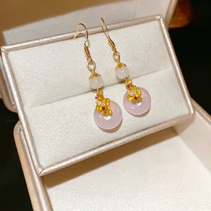 Boucles d'oreilles pompon en calcédoine style chinois avec crochets dorés sur velours