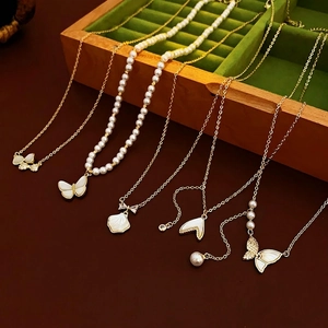 Collier doré avec pendentif papillon, nacre et perles élégantes pour femmes