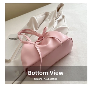 Dettaglio della borsa tote in pelle PU rosa che mostra texture e cuciture del fondo