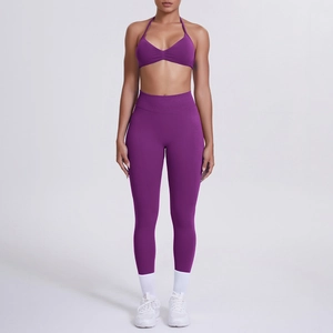 Dettaglio del set yoga viola con reggiseno allacciato al collo e leggings a vita alta