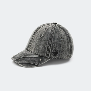 Détails de la casquette en denim délavé avec bord multicouche et rivets métalliques