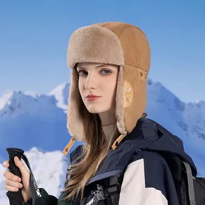 Winter-Uschanka aus hellbraunem Wildleder mit warmem Kunstfellfutter für Outdoor-Aktivitäten