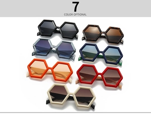 Presentazione piatta di occhiali da sole quadrati con borchie in 7 varianti colore