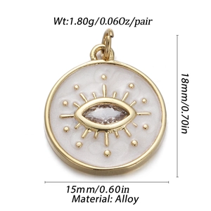 Dettaglio del ciondolo malocchio placcato oro con dimensioni 18mm per 15mm e materiale in lega