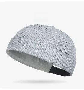 Vista laterale del cappello docker in mesh grigio traspirante con cinturino regolabile
