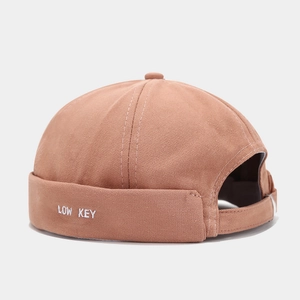 Détails de broderie LOW KEY et sangle réglable sur un bonnet docker en coton