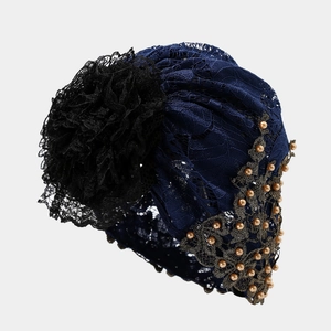 Turban ethnique en dentelle bleu marine pour femme avec grande fleur et perles dorées